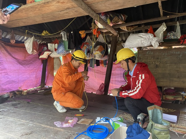Hỗ trợ sửa chữa hệ thống điện miễn phí cho gia đình chính sách, hộ nghèo - 1 Hỗ trợ sửa chữa hệ thống điện miễn phí cho gia đình chính sách, hộ nghèo - 1