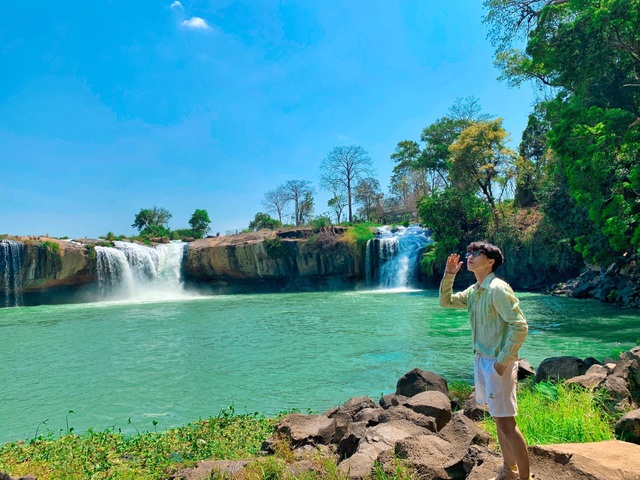 The old tree has a huge root system that attracts tourists to take pictures in Dak Lak - 5