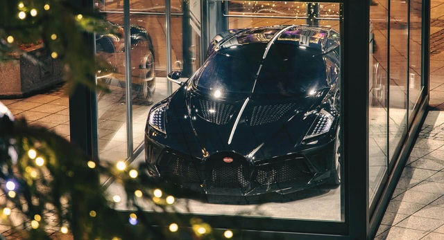 Xe Bugatti hơn 13 triệu USD trở thành đồ trang trí Noel đắt nhất thế giới - 3