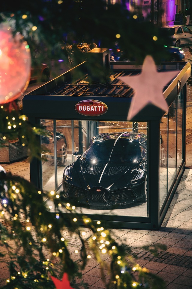 Xe Bugatti hơn 13 triệu USD trở thành đồ trang trí Noel đắt nhất thế giới - 7