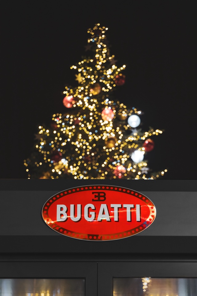 Xe Bugatti hơn 13 triệu USD trở thành đồ trang trí Noel đắt nhất thế giới - 8 Xe Bugatti hơn 13 triệu USD trở thành đồ trang trí Noel đắt nhất thế giới - 8
