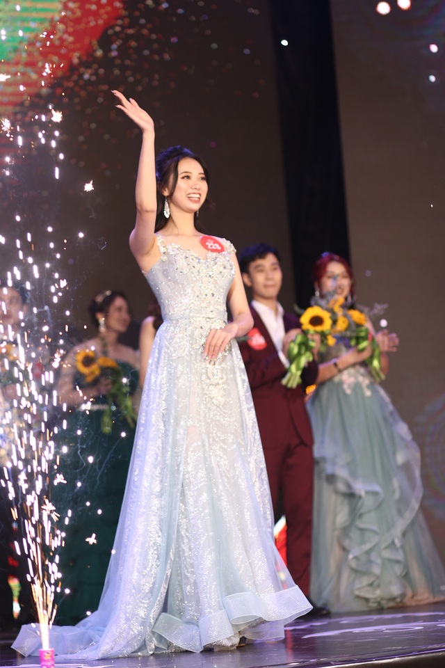 Tân Hoa khôi ĐH Thương mại từng tự ti vì chiều cao quá khổ - 1 Tân Hoa khôi ĐH Thương mại từng tự ti vì chiều cao quá khổ - 1