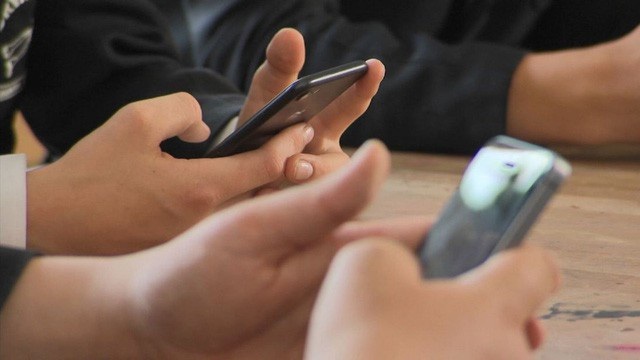 Chính phủ yêu cầu Bộ GD-ĐT hướng dẫn HS sử dụng điện thoại trong giờ học - 1