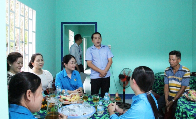Trao nhà Mái ấm công đoàn cho đoàn viên khó khăn - 2 Trao nhà Mái ấm công đoàn cho đoàn viên khó khăn - 2