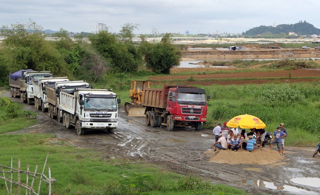 Phú Yên: Đường dân sinh bị băm nát, dân phẫn nộ chặn xe chở cát - 3 Phú Yên: Đường dân sinh bị băm nát, dân phẫn nộ chặn xe chở cát - 3