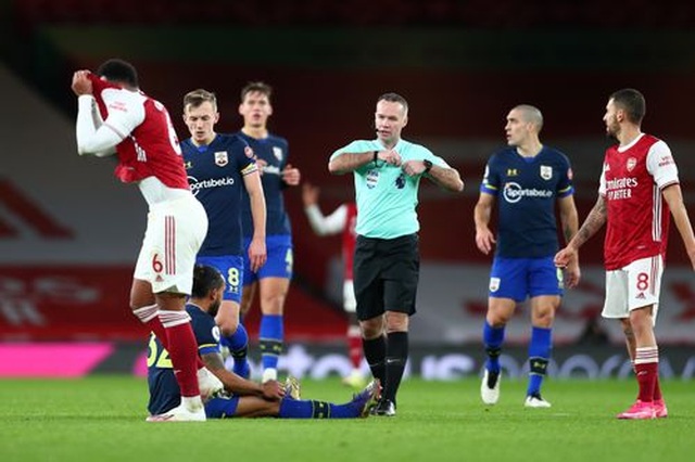 10 người Arsenal vất vả bảo vệ tỷ số hòa trước Southampton - 3 10 người Arsenal vất vả bảo vệ tỷ số hòa trước Southampton - 3