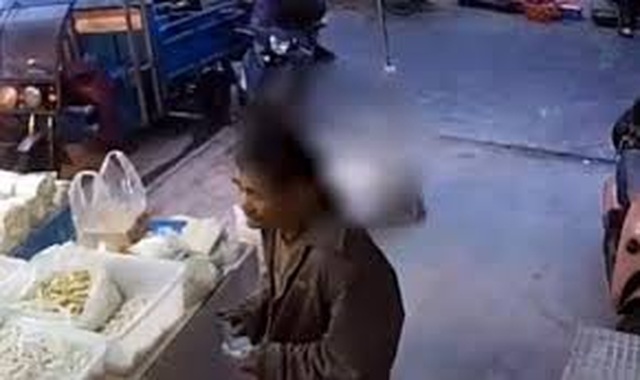 Chủ quán mỳ suốt 7 năm nhận tiền giả từ ông lão nghèo nhưng vờ không biết - 2 Chủ quán mỳ suốt 7 năm nhận tiền giả từ ông lão nghèo nhưng vờ không biết - 2