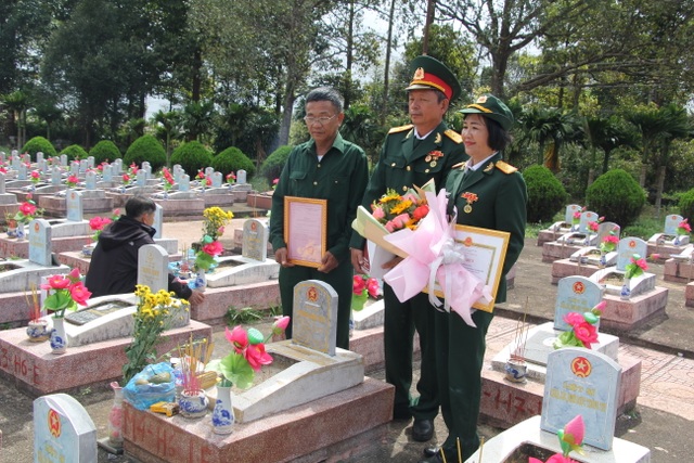 Nước mắt hạnh phúc khi tìm được phần mộ liệt sĩ sau 46 năm tìm kiếm - 6 Nước mắt hạnh phúc khi tìm được phần mộ liệt sĩ sau 46 năm tìm kiếm - 6