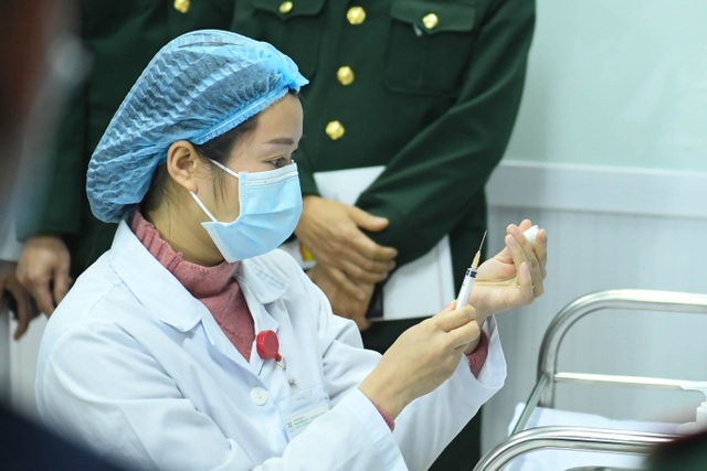Sức khỏe của những người đầu tiên tiêm vắc xin Covid-19 Việt Nam ra sao? - 2