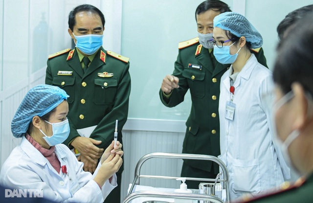 Người Việt Nam đầu tiên được tiêm thử nghiệm vắc xin Covid-19 - 2