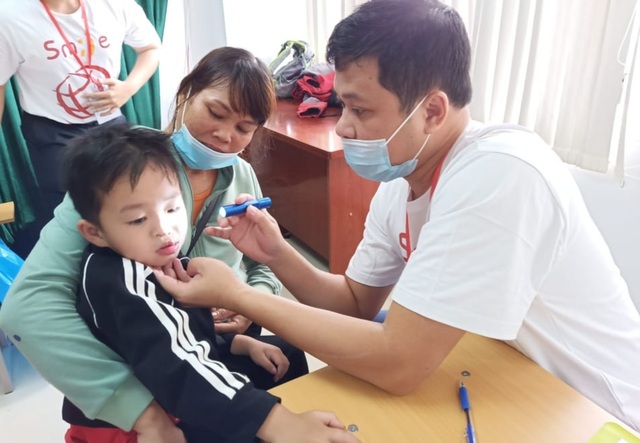 Đắk Lắk: Khám sàng lọc, phẫu thuật cho hàng trăm trẻ sứt môi, hở hàm ếch - 2 Đắk Lắk: Khám sàng lọc, phẫu thuật cho hàng trăm trẻ sứt môi, hở hàm ếch - 2