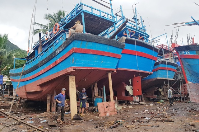 Giáp Tết, ngư dân nhộn nhịp kéo tàu lên bờ, chủ bãi kiếm bộn - 5 Giáp Tết, ngư dân nhộn nhịp kéo tàu lên bờ, chủ bãi kiếm bộn - 5