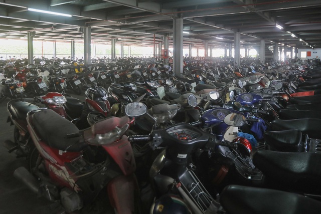 Hơn 500 chiếc xe máy vô chủ chất đống trong bến xe - 1 Hơn 500 chiếc xe máy vô chủ chất đống trong bến xe - 1