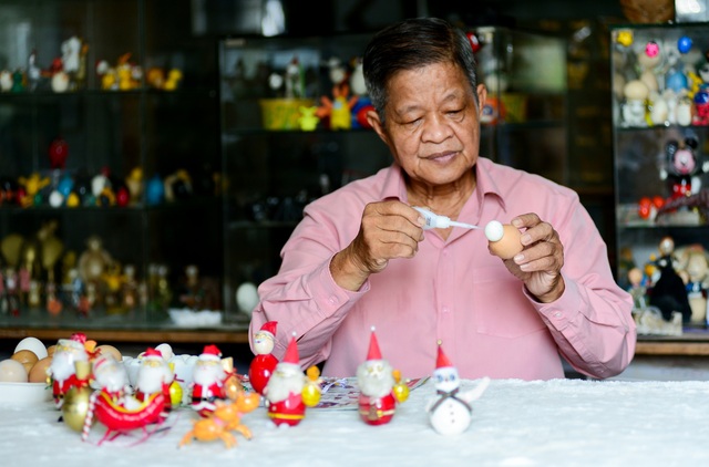 Biến vỏ trứng thành ông già Noel.jpg Biến vỏ trứng thành ông già Noel.jpg