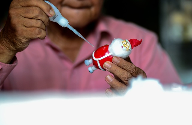 Biến vỏ trứng thành ông già Noel.jpg Biến vỏ trứng thành ông già Noel.jpg