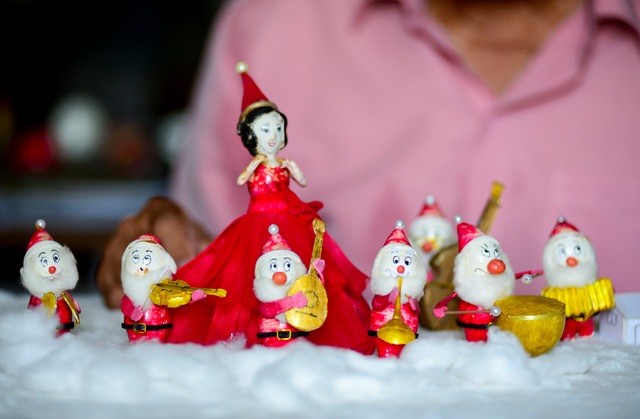 Biến vỏ trứng thành ông già Noel.jpg Biến vỏ trứng thành ông già Noel.jpg