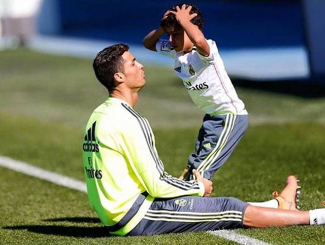 Ronaldo và cách dạy con trai đúng "chất" một siêu sao bóng đá thế giới | Báo Dân trí