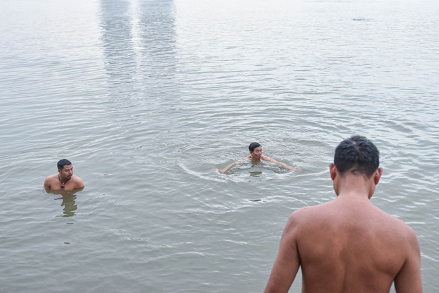 Bãi tắm tiên độc nhất Hà Nội giữa giá rét 12 độ C - 4