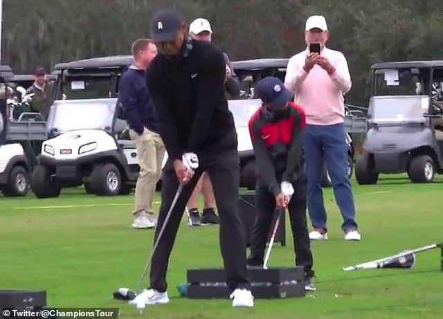 Hai cha con Tiger Woods gây sốt với cú phát bóng hoàn hảo - 1 Hai cha con Tiger Woods gây sốt với cú phát bóng hoàn hảo - 1
