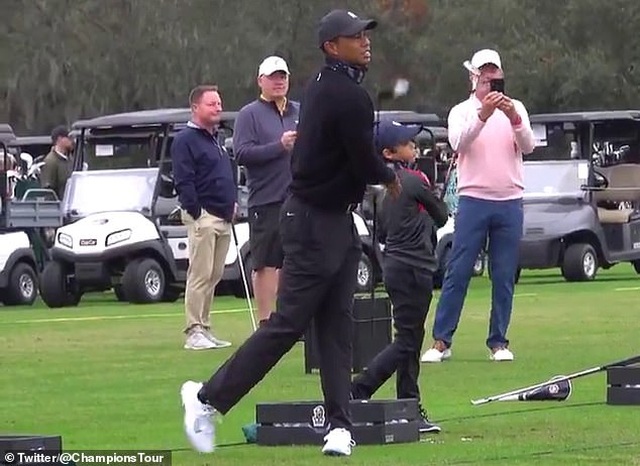 Hai cha con Tiger Woods gây sốt với cú phát bóng hoàn hảo - 2 Hai cha con Tiger Woods gây sốt với cú phát bóng hoàn hảo - 2