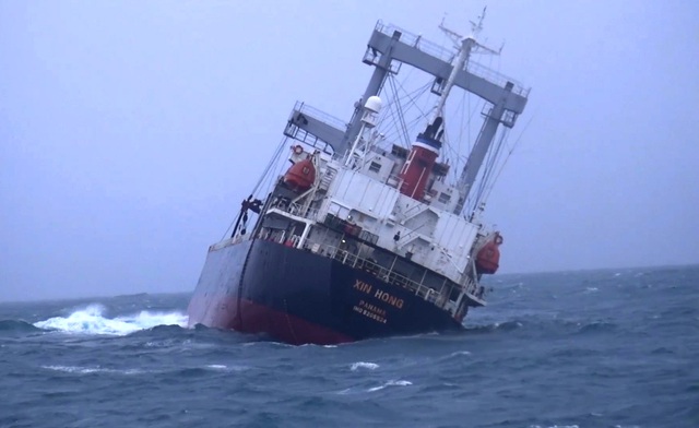 Cận cảnh tàu Panama chở 7.800 tấn hàng chìm trên biển Phú Quý - 4