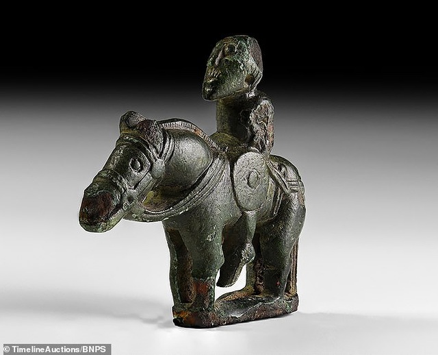 Hiệp sĩ đồng trong bộ cờ cổ thời kỳ vua Anglo Saxon giá hơn 3,7 tỷ đồng - 1 Hiệp sĩ đồng trong bộ cờ cổ thời kỳ vua Anglo Saxon giá hơn 3,7 tỷ đồng - 1