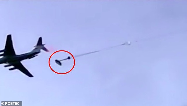 Mãn nhãn màn xe tăng Nga nhảy dù từ máy bay - 1