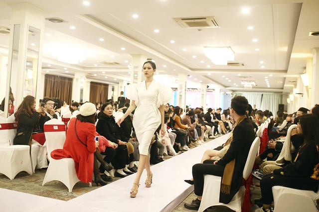 Hoa khôi Ngoại thương đầy thần thái trong show diễn thời trang cấp trường - 12 Hoa khôi Ngoại thương đầy thần thái trong show diễn thời trang cấp trường - 12