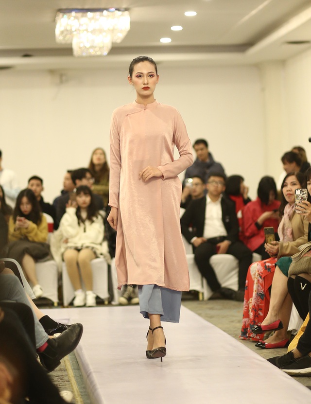 Hoa khôi Ngoại thương đầy thần thái trong show diễn thời trang cấp trường - 5 Hoa khôi Ngoại thương đầy thần thái trong show diễn thời trang cấp trường - 5