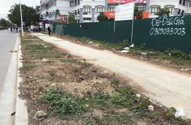 Cận cảnh vỉa hè lát đá bền trăm năm ở Hà Nội vỡ vụn, bong tróc - 8 Cận cảnh vỉa hè lát đá bền trăm năm ở Hà Nội vỡ vụn, bong tróc - 8
