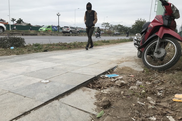 Cận cảnh vỉa hè lát đá bền trăm năm ở Hà Nội vỡ vụn, bong tróc - 4 Cận cảnh vỉa hè lát đá bền trăm năm ở Hà Nội vỡ vụn, bong tróc - 4