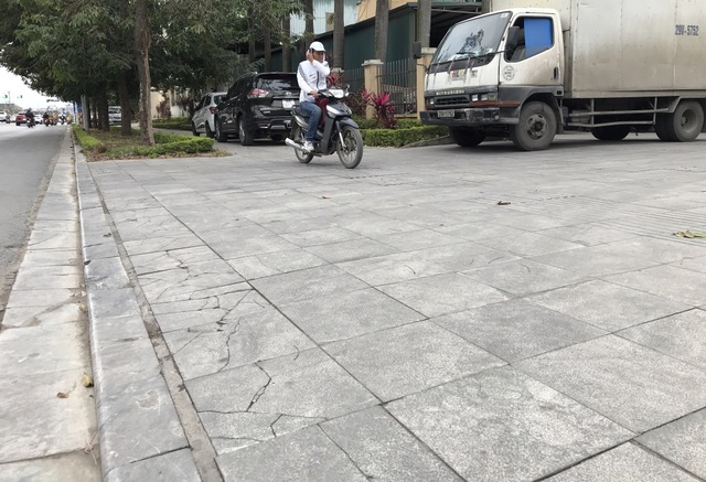 Cận cảnh vỉa hè lát đá bền trăm năm ở Hà Nội vỡ vụn, bong tróc - 7 Cận cảnh vỉa hè lát đá bền trăm năm ở Hà Nội vỡ vụn, bong tróc - 7