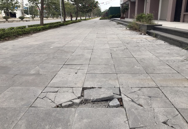 Cận cảnh vỉa hè lát đá bền trăm năm ở Hà Nội vỡ vụn, bong tróc - 9 Cận cảnh vỉa hè lát đá bền trăm năm ở Hà Nội vỡ vụn, bong tróc - 9