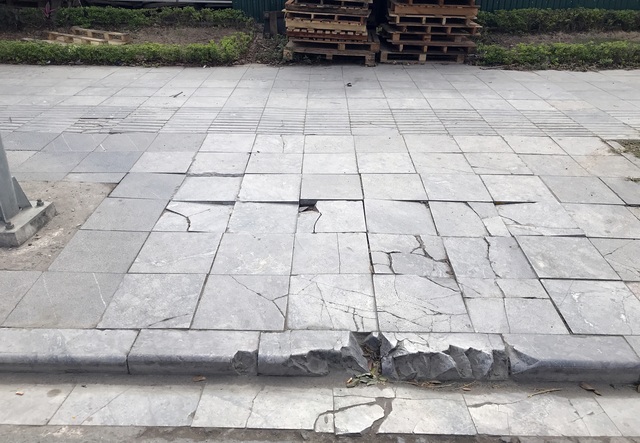 Cận cảnh vỉa hè lát đá bền trăm năm ở Hà Nội vỡ vụn, bong tróc - 3 Cận cảnh vỉa hè lát đá bền trăm năm ở Hà Nội vỡ vụn, bong tróc - 3