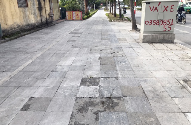 Cận cảnh vỉa hè lát đá bền trăm năm ở Hà Nội vỡ vụn, bong tróc - 10 Cận cảnh vỉa hè lát đá bền trăm năm ở Hà Nội vỡ vụn, bong tróc - 10