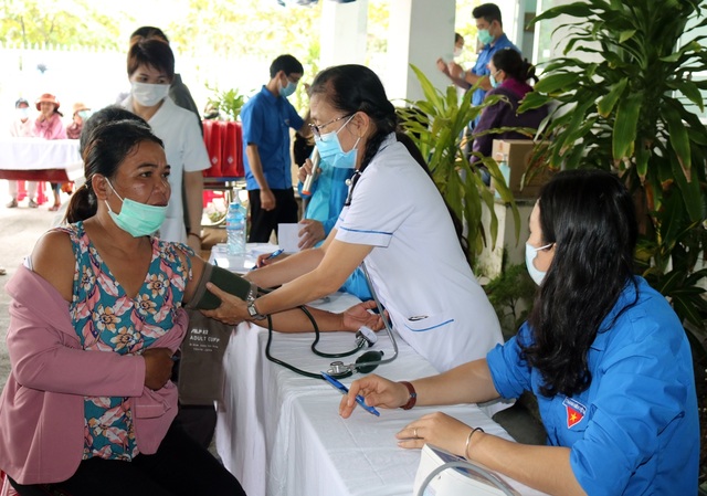 Khám và cấp thuốc miễn phí cho người dân miền núi khó khăn - 2 Khám và cấp thuốc miễn phí cho người dân miền núi khó khăn - 2