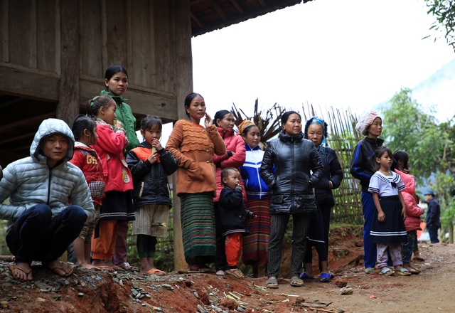 Khánh thành cầu Dân trí: Hết cảnh người dân đánh đu với tử thần qua suối - 10 Khánh thành cầu Dân trí: Hết cảnh người dân đánh đu với tử thần qua suối - 10