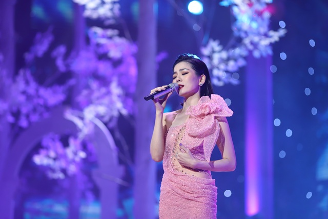 Hồ Quỳnh Hương biểu diễn trên sân khấu gây bất ngờ với khán giả Thủ đô - 6 Hồ Quỳnh Hương biểu diễn trên sân khấu gây bất ngờ với khán giả Thủ đô - 6