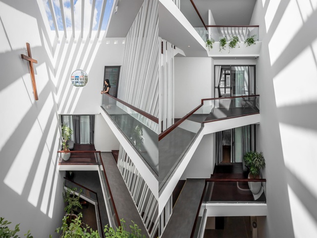 Nhà phố Sài Gòn thoáng như ở quê nhờ sân vườn trồng cây xanh mát - 13