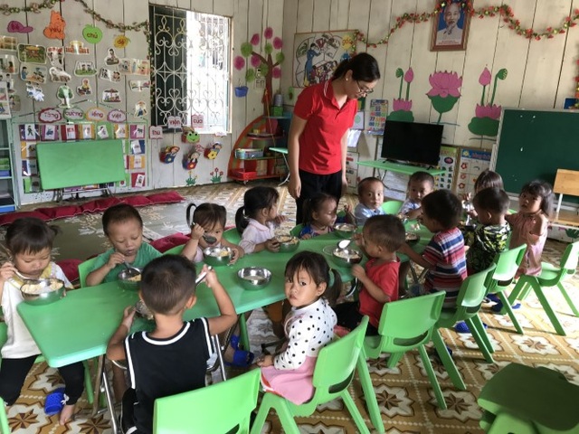 Phụ huynh ghé vai lo bữa ăn cho trẻ mầm non vùng khó - 2 Phụ huynh ghé vai lo bữa ăn cho trẻ mầm non vùng khó - 2