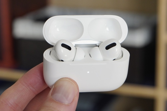 Đọ Galaxy Buds Live với AirPods Pro: Thiết kế lạ, dung lượng pin lâu hơn - 2