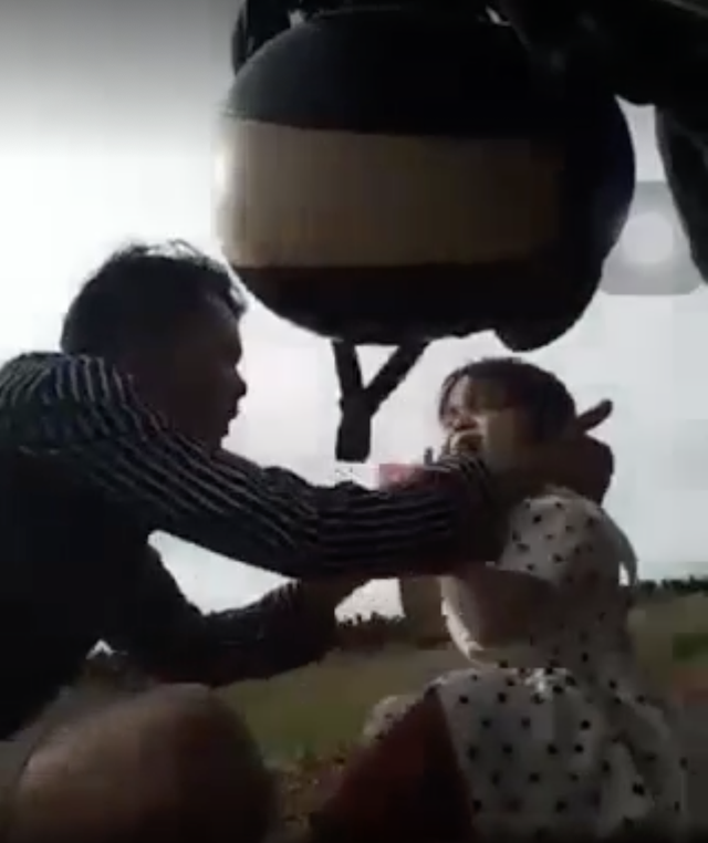Cha ép con 3 tuổi uống thuốc lạ, livestream facebook xong đưa đi cấp cứu - 1 Cha ép con 3 tuổi uống thuốc lạ, livestream facebook xong đưa đi cấp cứu - 1