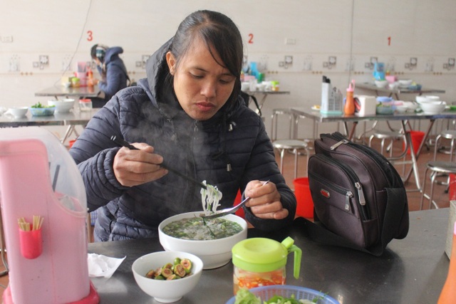 30-year-old mussel shop in Hanoi, selling 2 quintal of mussel a day, 1 quintal of vermicelli - 4