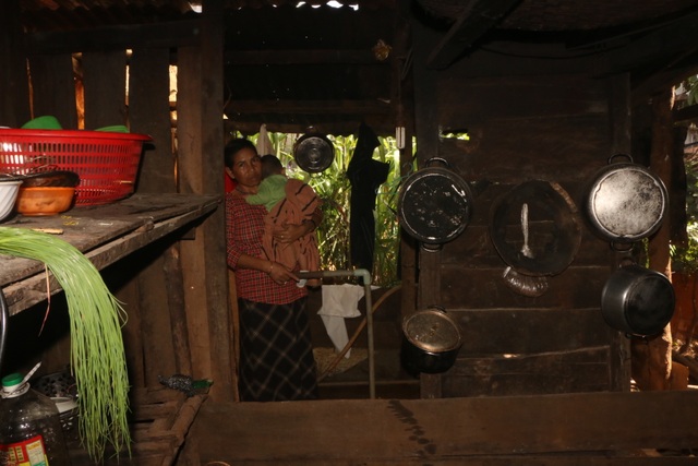 Xót xa cảnh người cha nằm liệt, 5 đứa trẻ chỉ mơ một bữa cơm có thịt - 7 Xót xa cảnh người cha nằm liệt, 5 đứa trẻ chỉ mơ một bữa cơm có thịt - 7