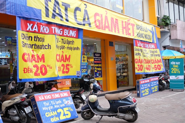 Siêu thị điện máy xả kho, tưng bừng giảm giá hút khách dịp cuối năm - 1 Siêu thị điện máy xả kho, tưng bừng giảm giá hút khách dịp cuối năm - 1
