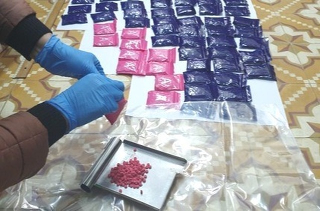 Bắt quả tang 2 đối tượng mua 18.000 viên ma túy từ Lào về bán kiếm lời - 2