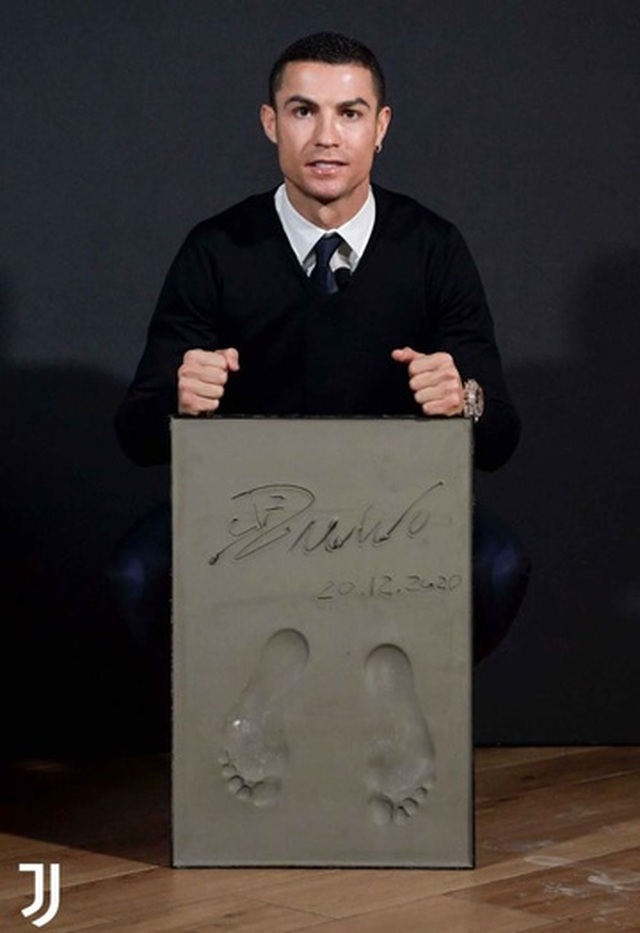 C.Ronaldo được bạn gái xinh đẹp tán thưởng sau khi giành giải Bàn chân vàng - 2 C.Ronaldo được bạn gái xinh đẹp tán thưởng sau khi giành giải Bàn chân vàng - 2