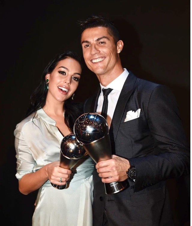 C.Ronaldo được bạn gái xinh đẹp tán thưởng sau khi giành giải Bàn chân vàng - 4 C.Ronaldo được bạn gái xinh đẹp tán thưởng sau khi giành giải Bàn chân vàng - 4