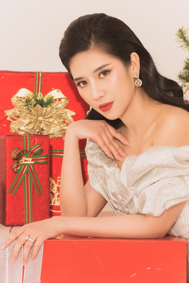 Hoa hậu Dương Yến Nhung khoe vẻ ngọt ngào trong bộ ảnh Giáng Sinh - 2