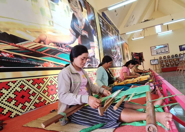 Đắk Nông: Xây dựng làng nghề vừa thoát nghèo, vừa giữ văn hóa truyền thống - 2 Đắk Nông: Xây dựng làng nghề vừa thoát nghèo, vừa giữ văn hóa truyền thống - 2